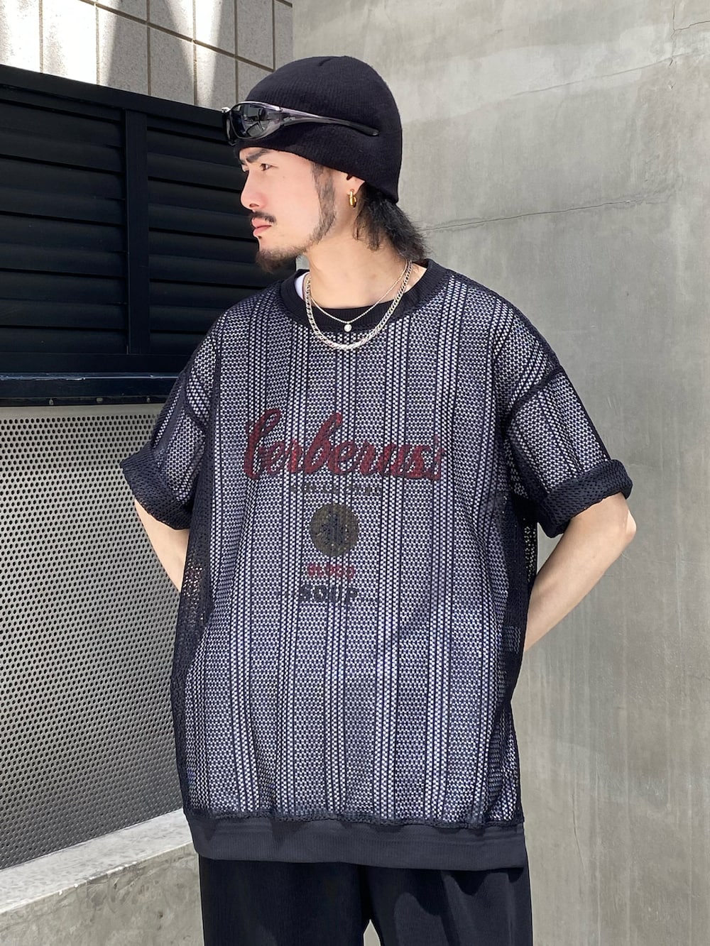 ブラック系のTシャツ/カットソー、ブラック系のその他パンツ、ブラック系のサングラスを着用したメンズの春コーディネートの3枚目の写真