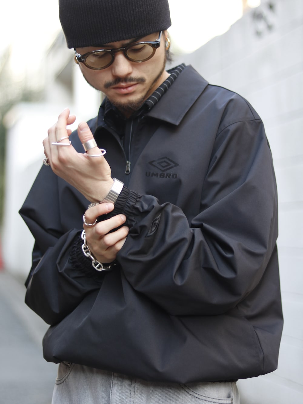 ブラック系のTシャツ/カットソー、ブラック系のデニムパンツ、ブラック系のドレスシューズを着用したメンズの春コーディネートの3枚目の写真