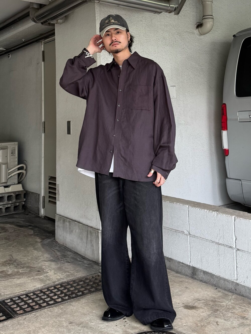 グレー系のシャツ/ブラウス、ブラック系のデニムパンツを着用したメンズの夏コーディネートの2枚目の写真