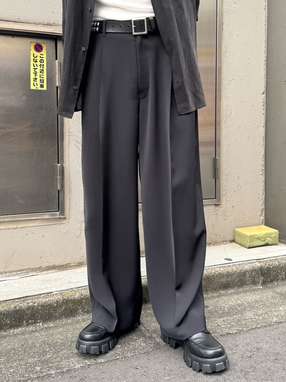 ブラック系のシャツ/ブラウス、ブラック系のスラックスを着用したメンズの夏コーディネートの4枚目の写真