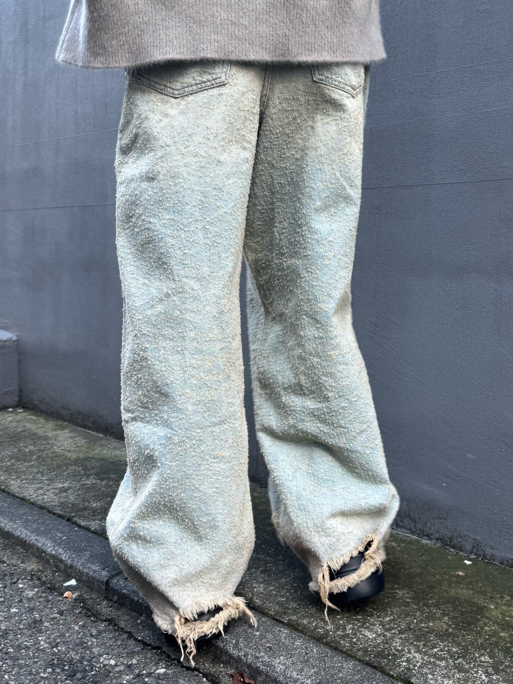 ブラウン系のニット/セーター、ブルー系のデニムパンツ、ブラック系のその他シューズを着用したメンズの秋コーディネートの7枚目の写真