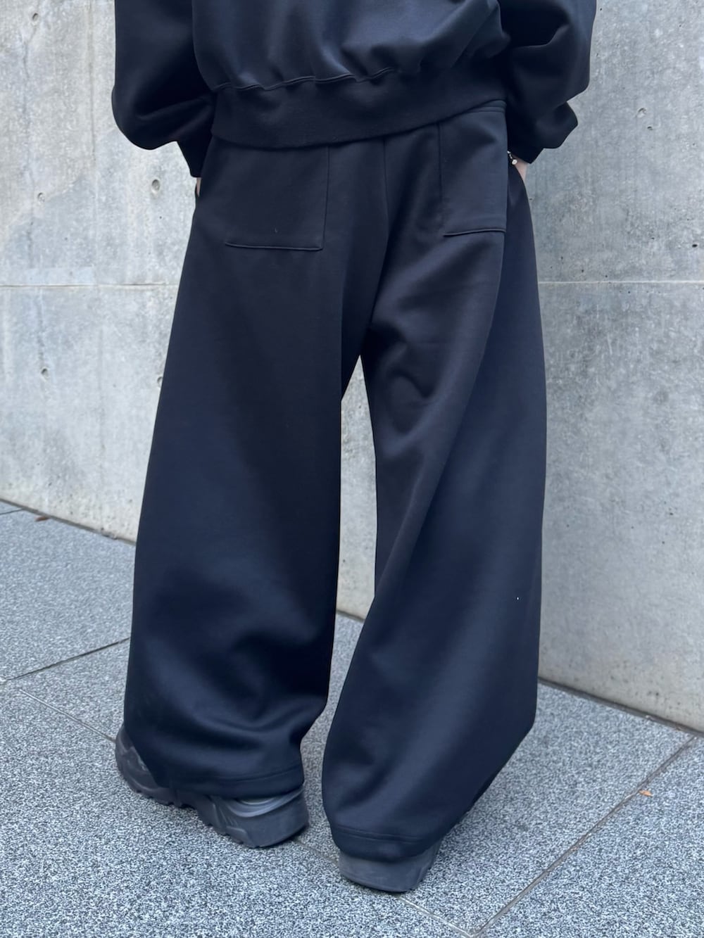 ブラック系のパーカー、ブラック系のローファー、ブラック系のその他パンツを着用したメンズの冬コーディネートの10枚目の写真