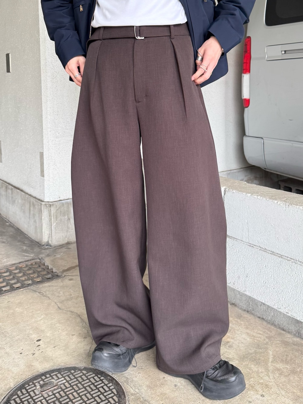ブルー系のブルゾン、グレー系のスラックスを着用したメンズの春コーディネートの6枚目の写真