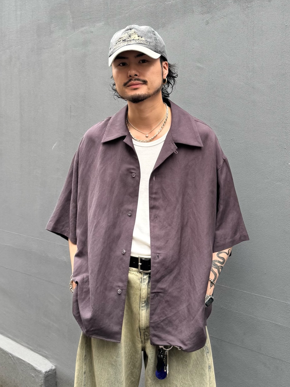 グレー系のシャツ/ブラウス、グリーン系のデニムパンツを着用したメンズの夏コーディネートの3枚目の写真