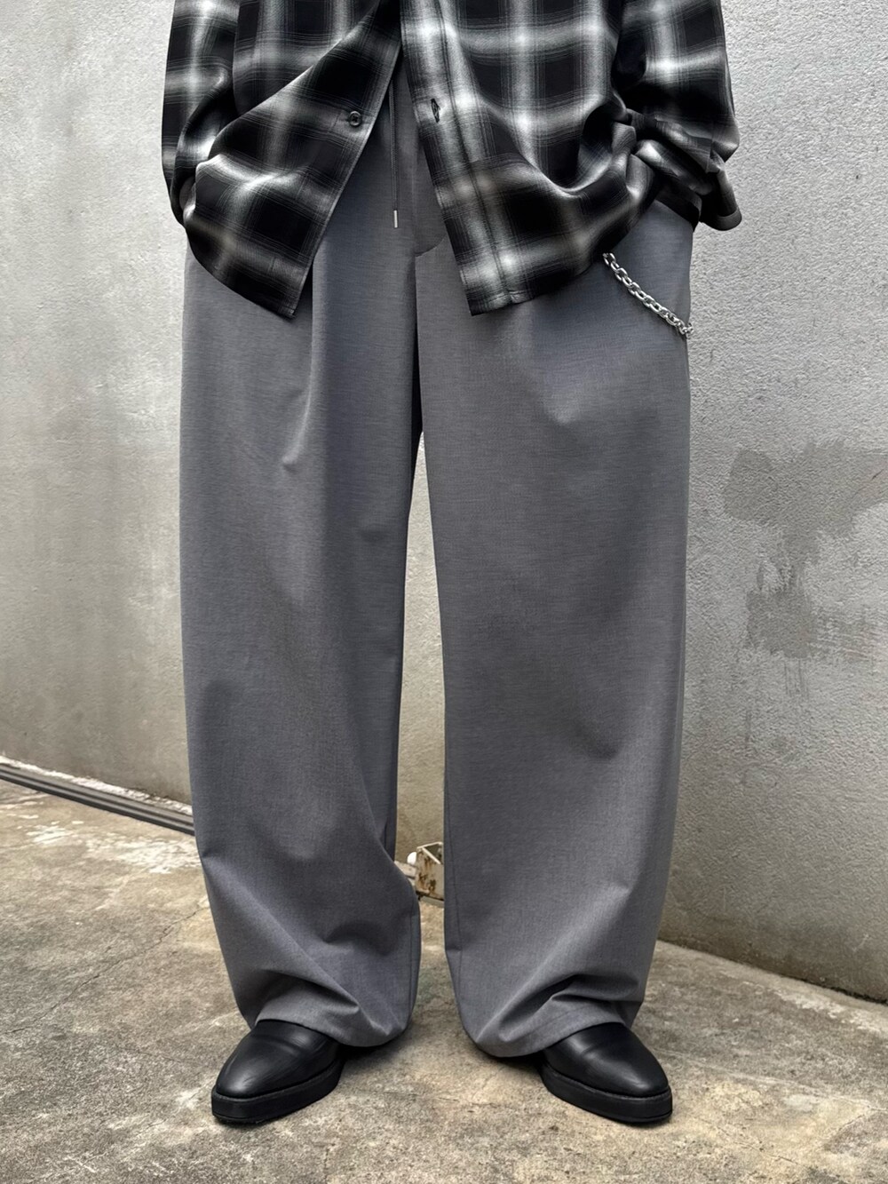 ブラック系のシャツ/ブラウス、グレー系のスラックス、シルバー系のウォレットチェーンを着用したメンズの夏コーディネートの7枚目の写真