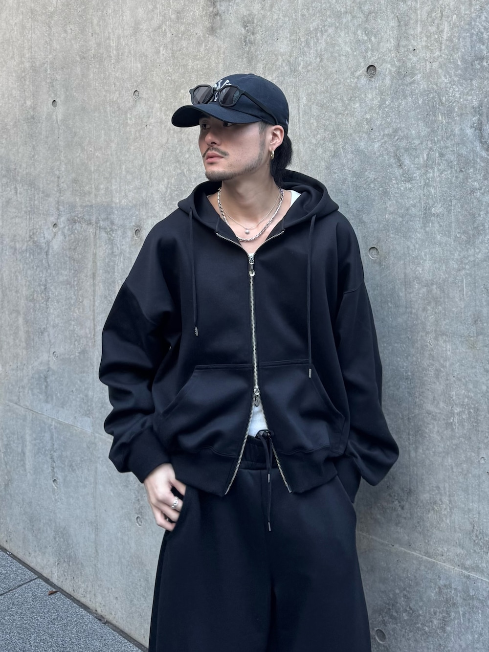 ブラック系のパーカー、ブラック系のローファー、ブラック系のその他パンツを着用したメンズの冬コーディネートの7枚目の写真