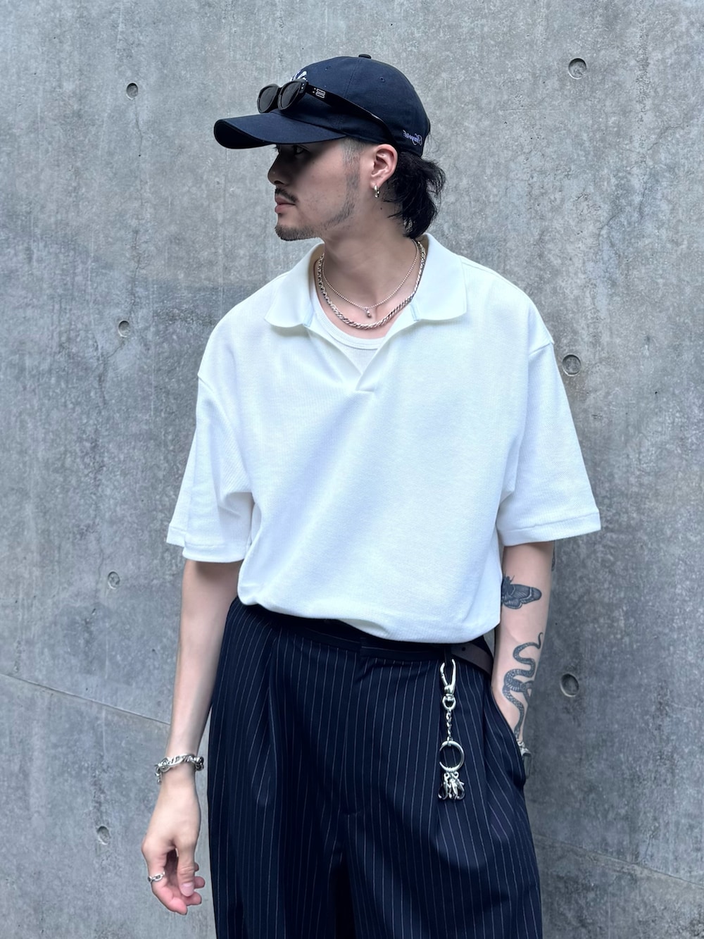 ホワイト系のTシャツ/カットソー、ブルー系のスラックス、ブラック系のその他シューズを着用したメンズの夏コーディネートの3枚目の写真