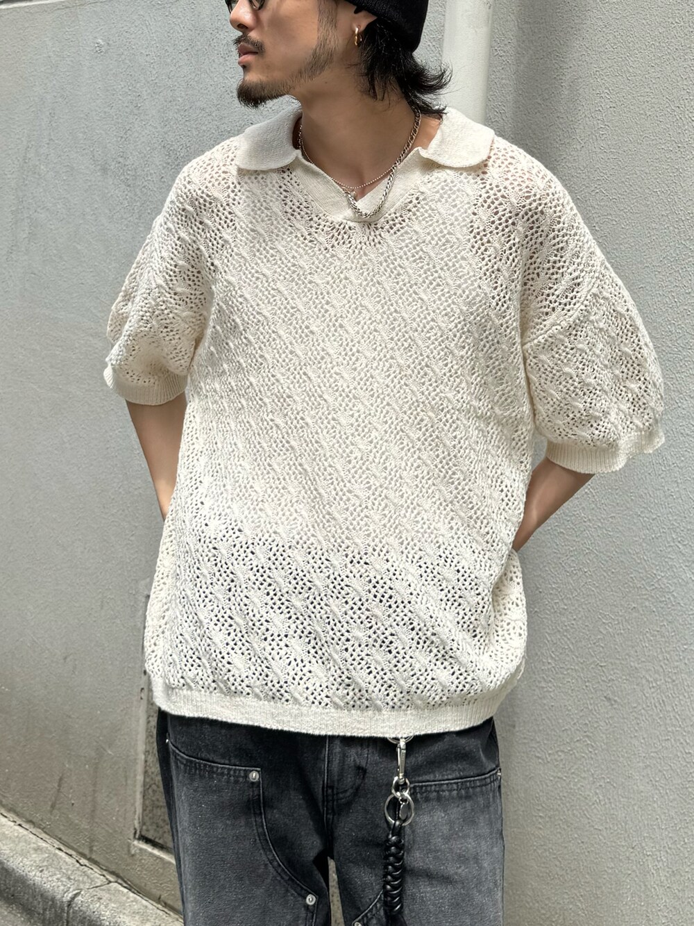 ホワイト系のニット/セーター、ブラック系のデニムパンツ、ブラック系のその他小物を着用したメンズの夏コーディネートの2枚目の写真