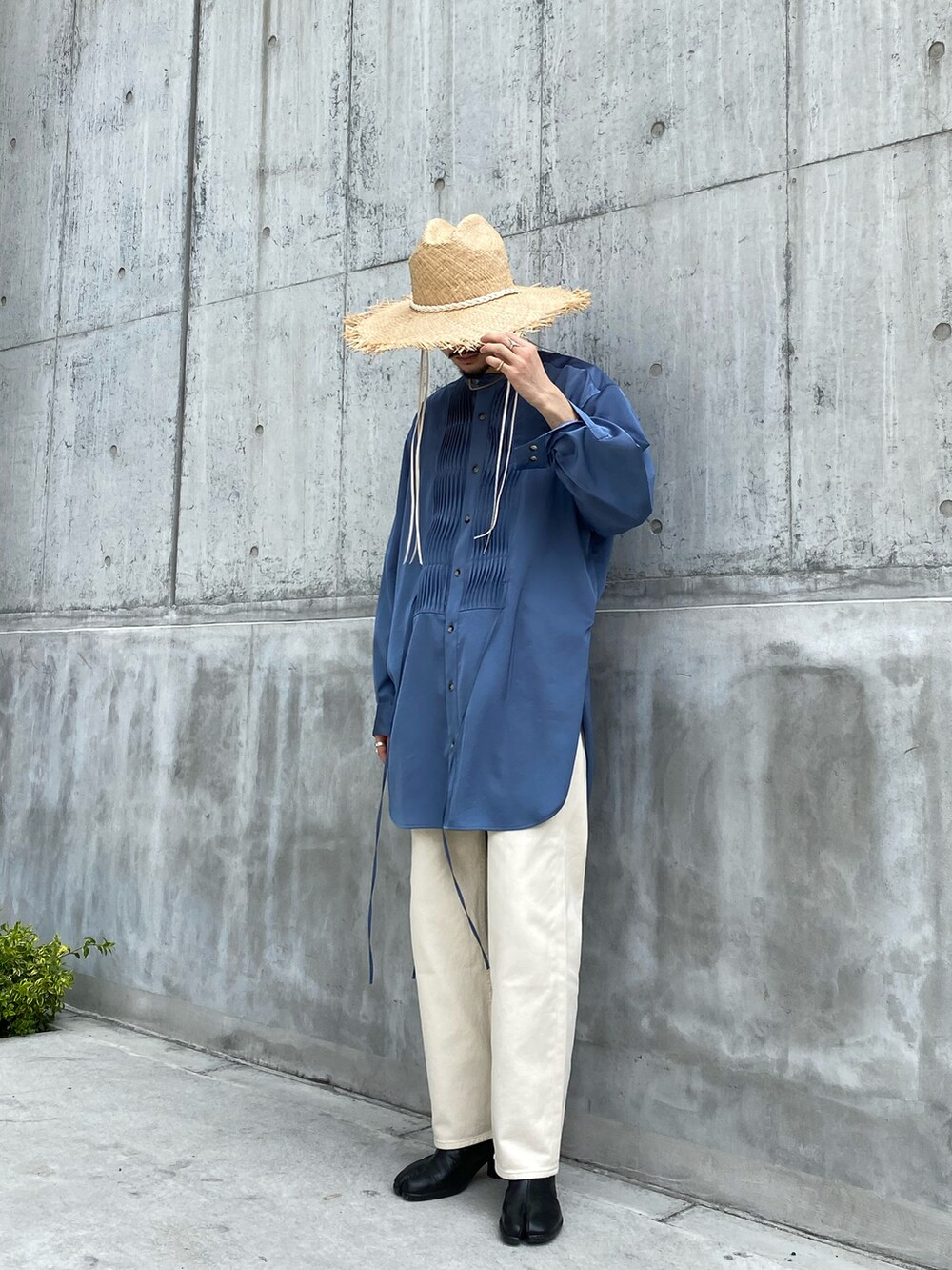 ブルー系のシャツ/ブラウス、ホワイト系のデニムパンツ、ベージュ系のハットを着用したメンズの春コーディネートの2枚目の写真