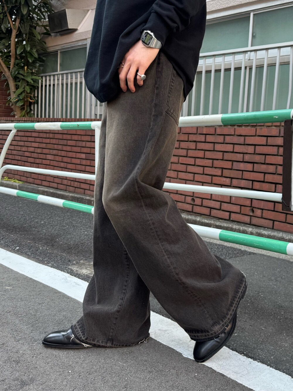 ブラック系のTシャツ/カットソー、ブラック系のデニムパンツ、ブラック系のその他シューズを着用したメンズの春コーディネートの4枚目の写真