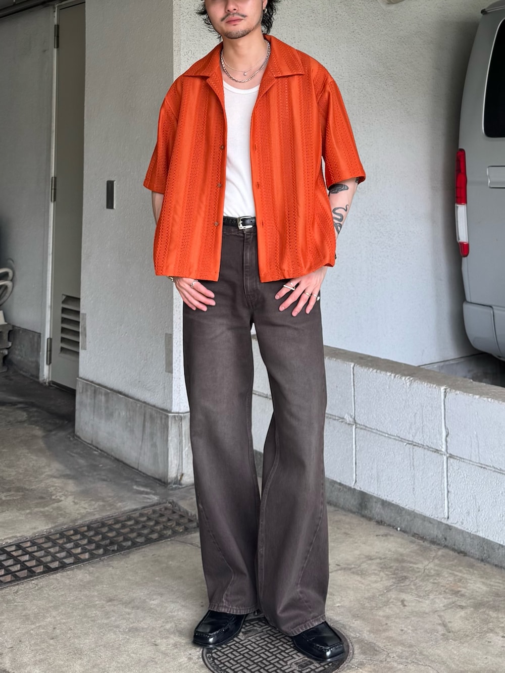 オレンジ系のシャツ/ブラウス、ブラウン系のデニムパンツを着用したメンズの夏コーディネートの3枚目の写真