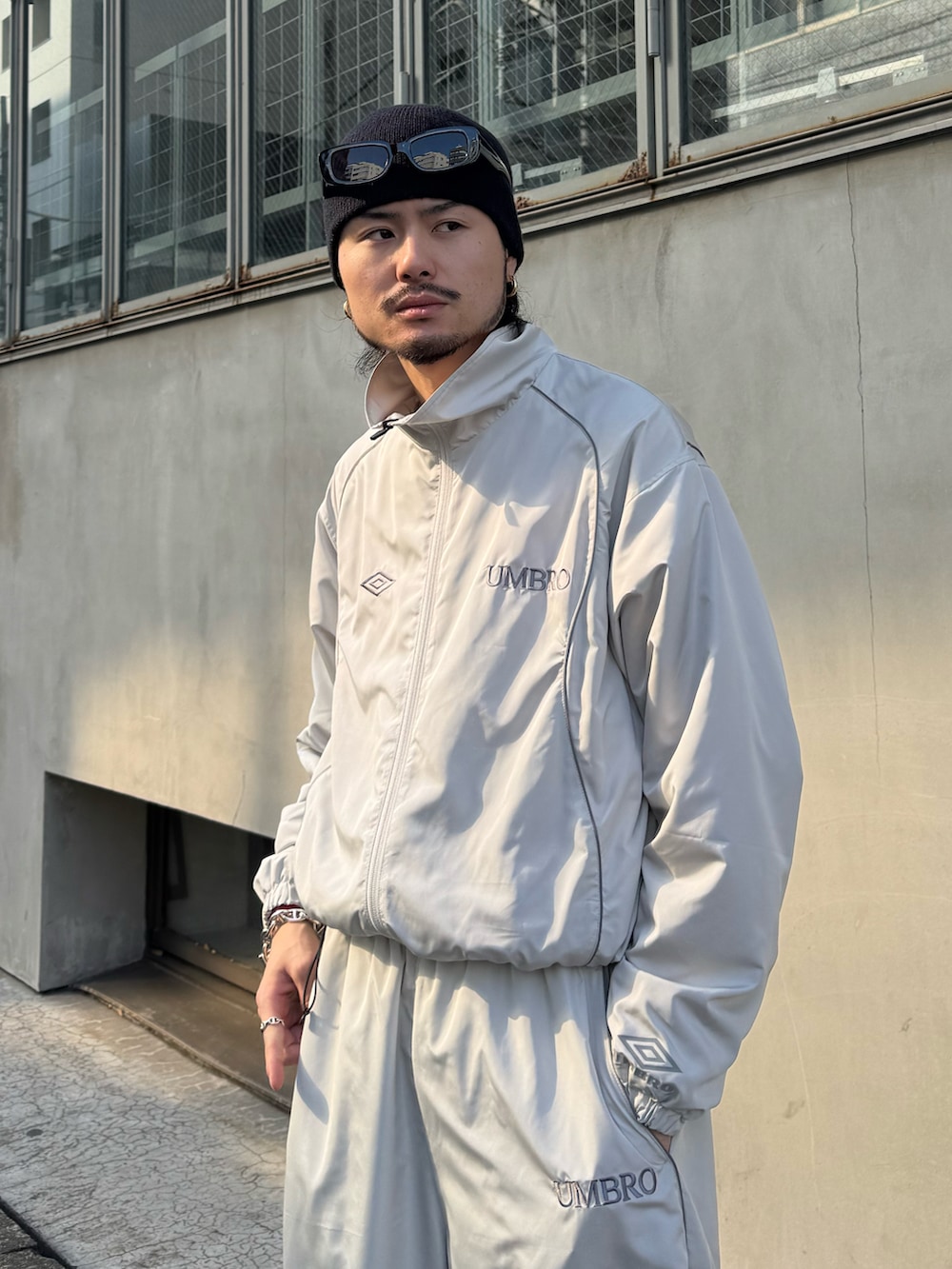 グレー系のブルゾン、グレー系のその他パンツを着用したメンズの冬コーディネートの3枚目の写真