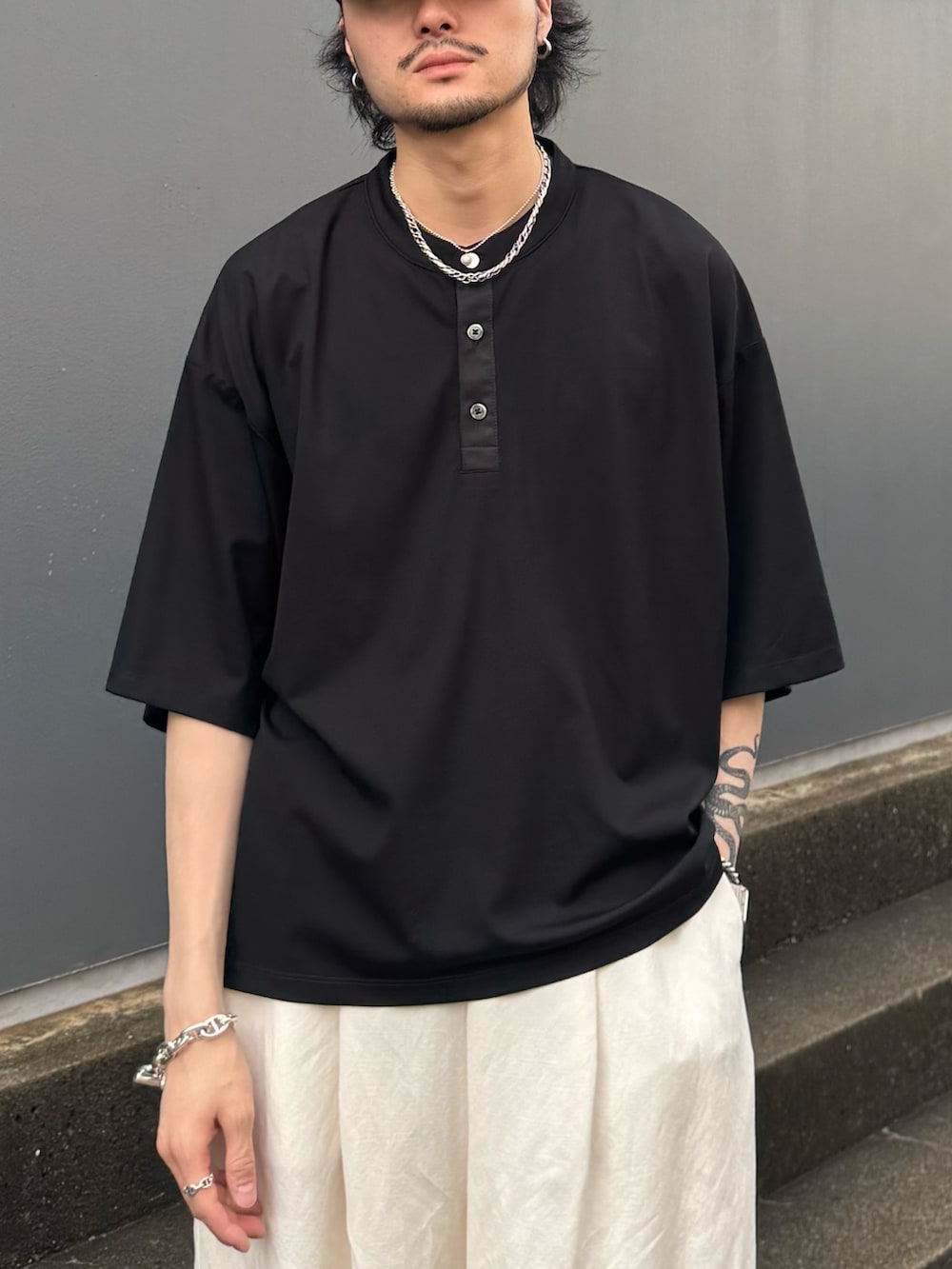 ブラック系のTシャツ/カットソー、ホワイト系のその他パンツを着用したメンズの夏コーディネートの4枚目の写真
