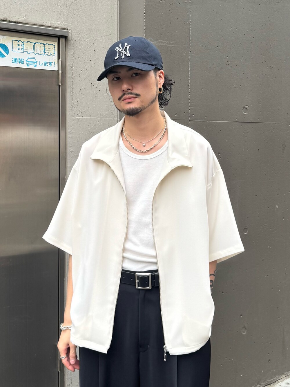 グレー系のシャツ/ブラウス、ブラック系のスラックスを着用したメンズの夏コーディネートの4枚目の写真