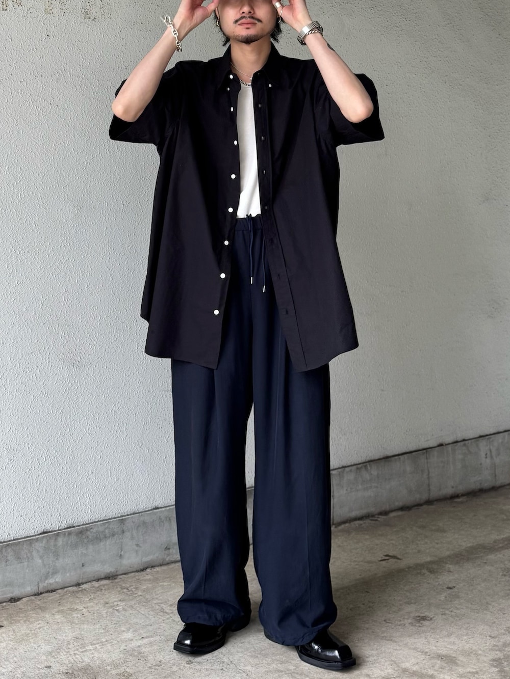 ブラック系のシャツ/ブラウス、ブルー系のその他パンツを着用したメンズの夏コーディネートの2枚目の写真