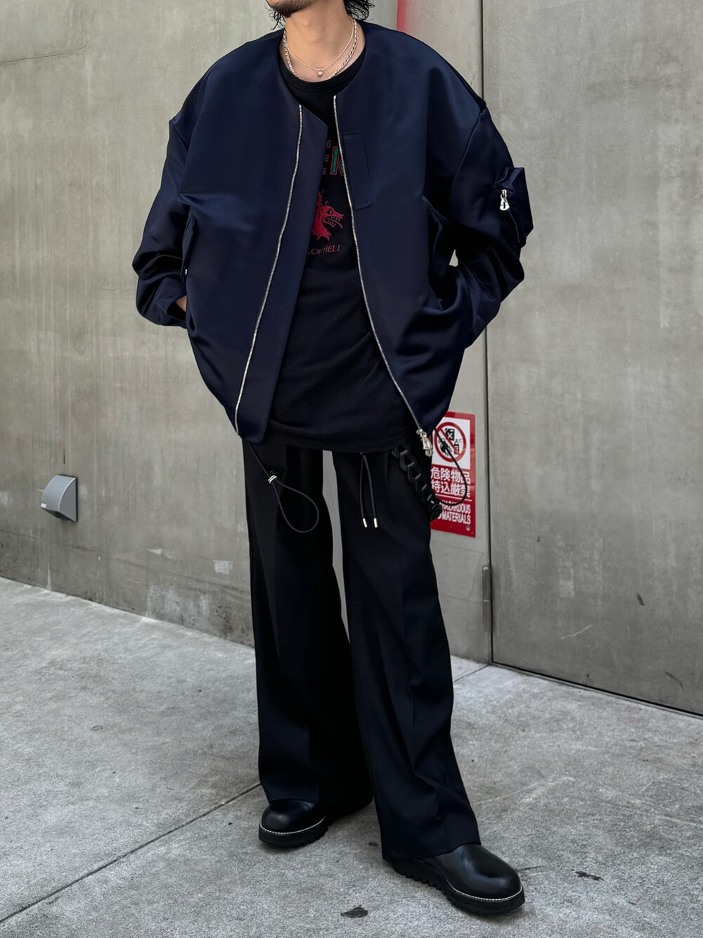 ブルー系のブルゾンを着用したメンズの夏コーディネートの2枚目の写真