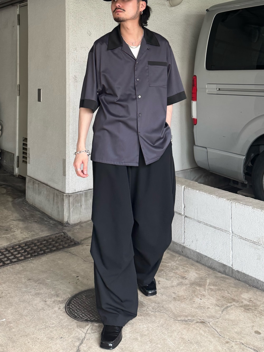 グレー系のシャツ/ブラウス、ブラック系のその他パンツ、ブラック系のローファーを着用したメンズの春コーディネートの2枚目の写真