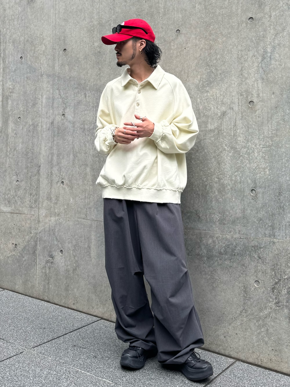 ホワイト系のTシャツ/カットソー、グレー系のその他パンツ、ブラック系のサングラスを着用したメンズの夏コーディネートの2枚目の写真