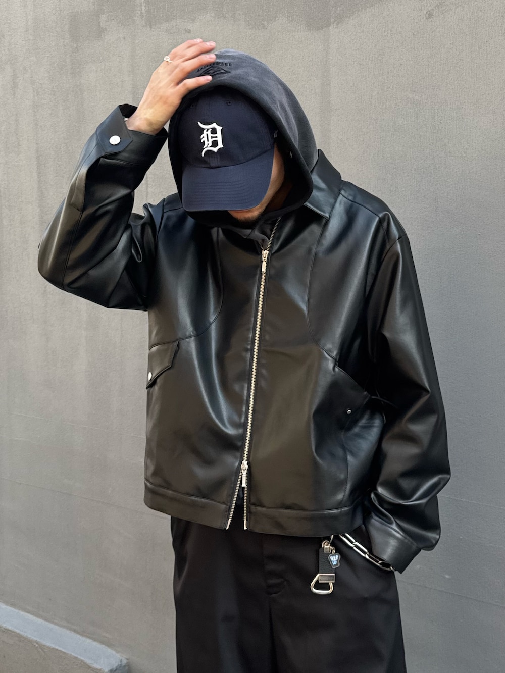 ブラック系のその他パンツ、グレー系のスウェット、ブラック系のブルゾンを着用したメンズの春コーディネートの3枚目の写真