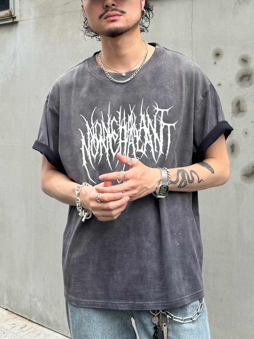 ブラック系のTシャツ/カットソー、ブルー系のデニムパンツを着用したメンズの夏コーディネートの4枚目の写真