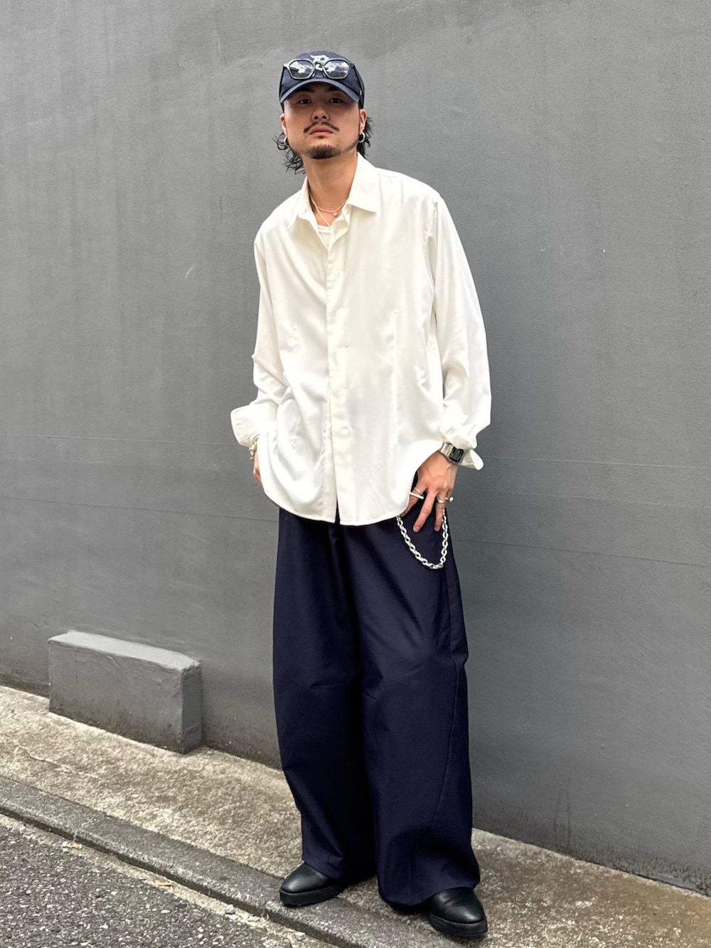 ホワイト系のシャツ/ブラウス、ブルー系のスラックス、シルバー系のウォレットチェーンを着用したメンズの夏コーディネートの2枚目の写真