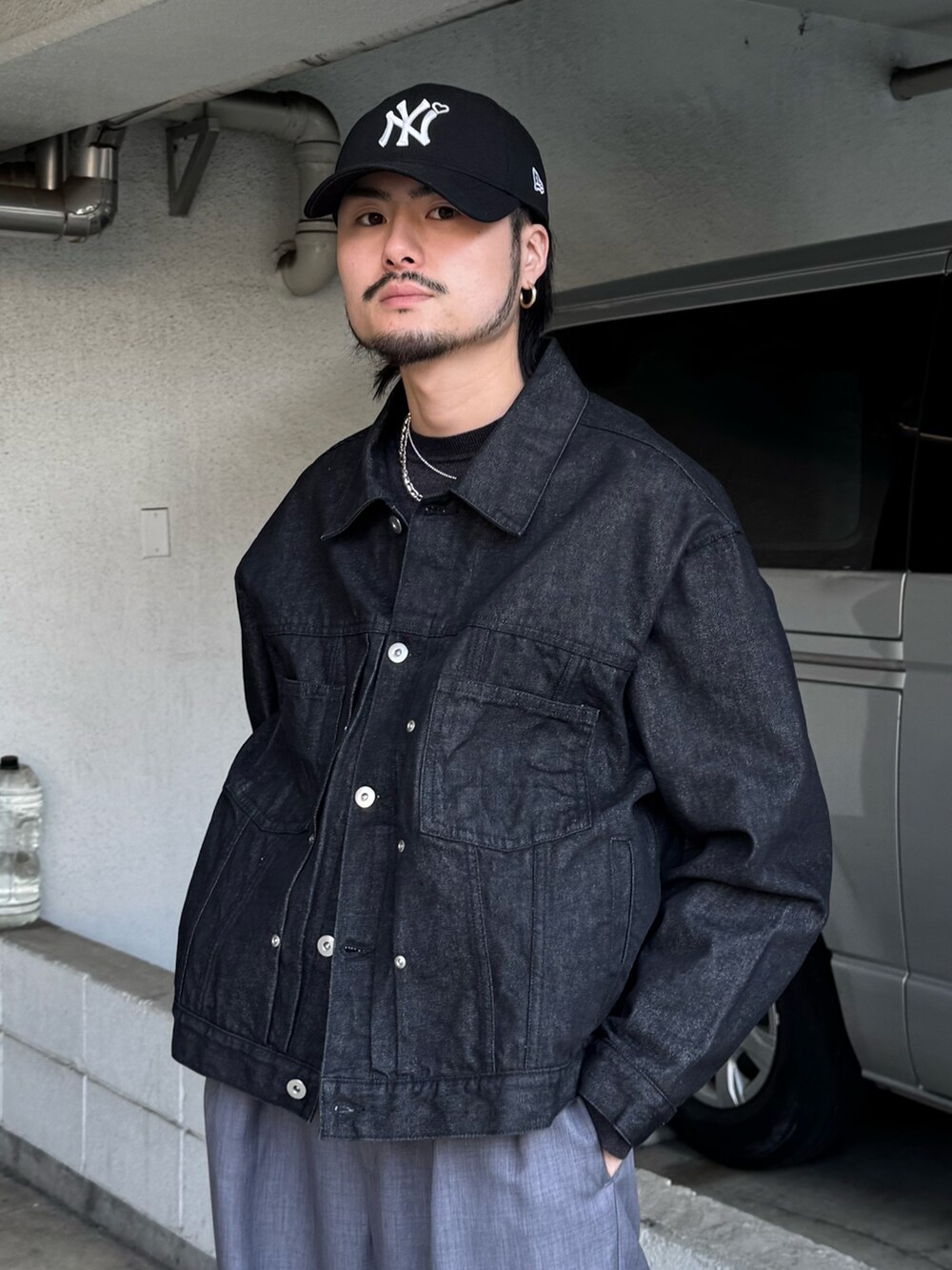 グレー系のデニムジャケット、グレー系のスラックス、ブラック系のその他シューズを着用したメンズの春コーディネートの3枚目の写真