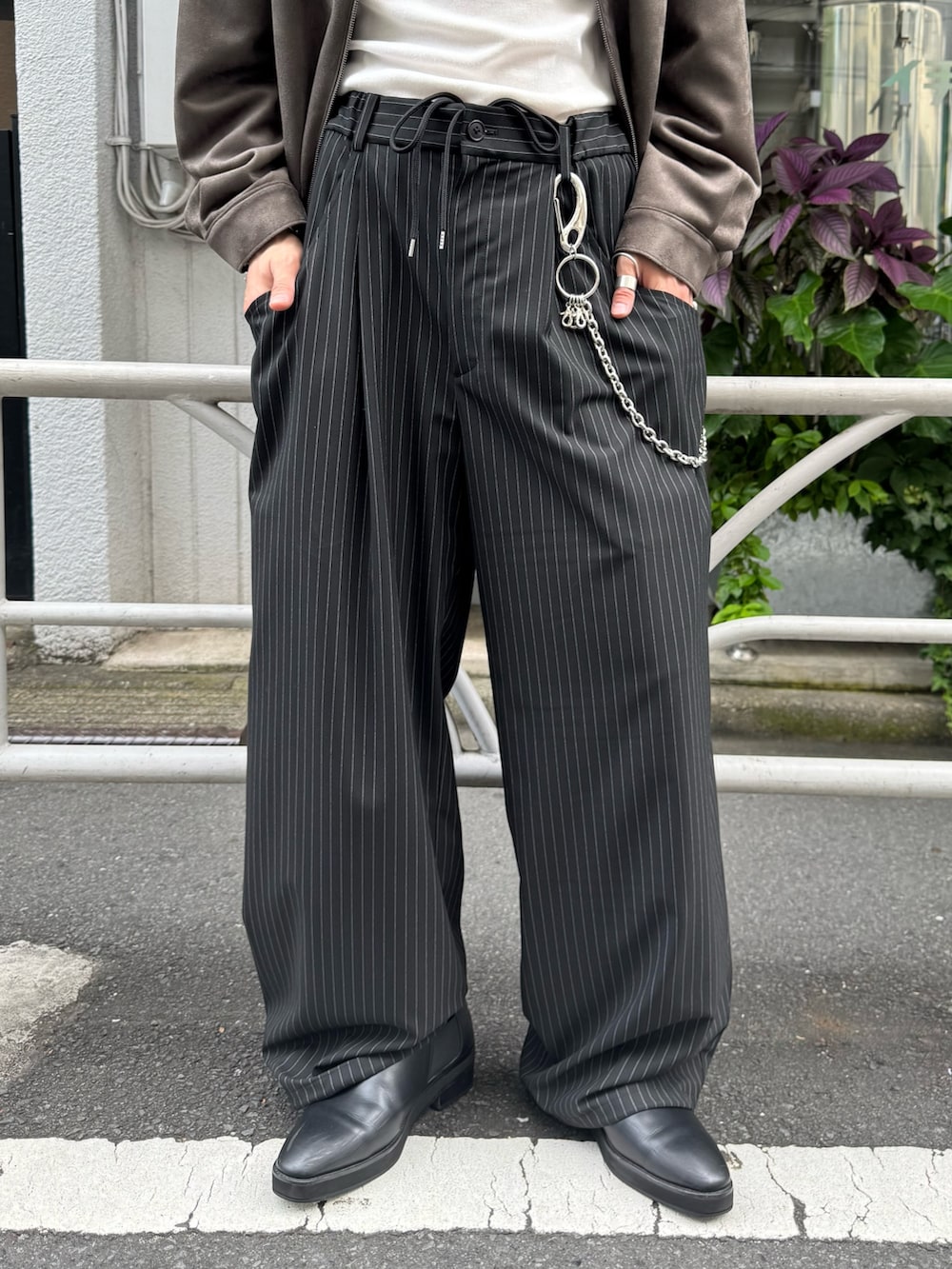 ブラック系のスラックス、グレー系のブルゾンを着用したメンズの秋コーディネートの6枚目の写真