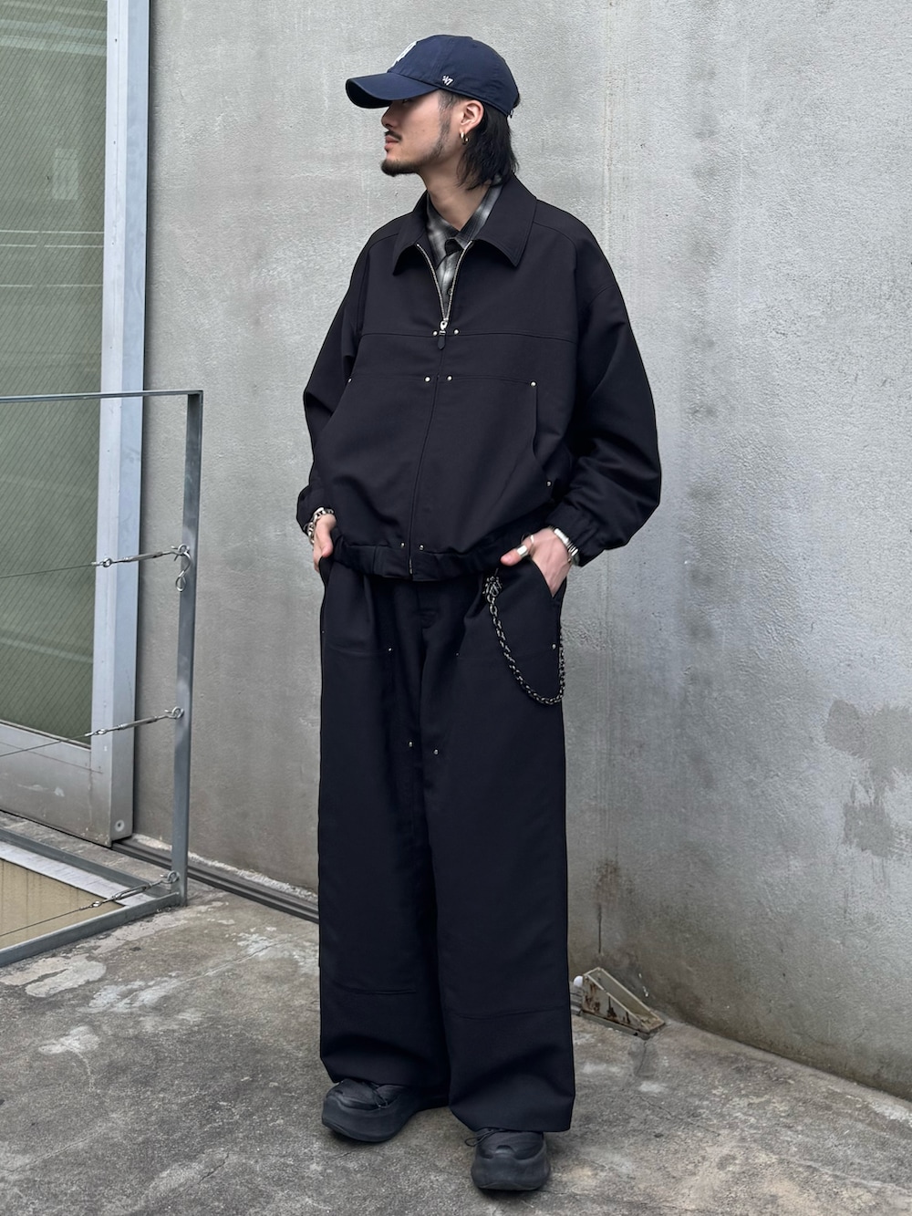 ブラック系のその他パンツ、ブラック系のシャツ/ブラウス、ブラック系のブルゾンを着用したメンズの春コーディネートの2枚目の写真