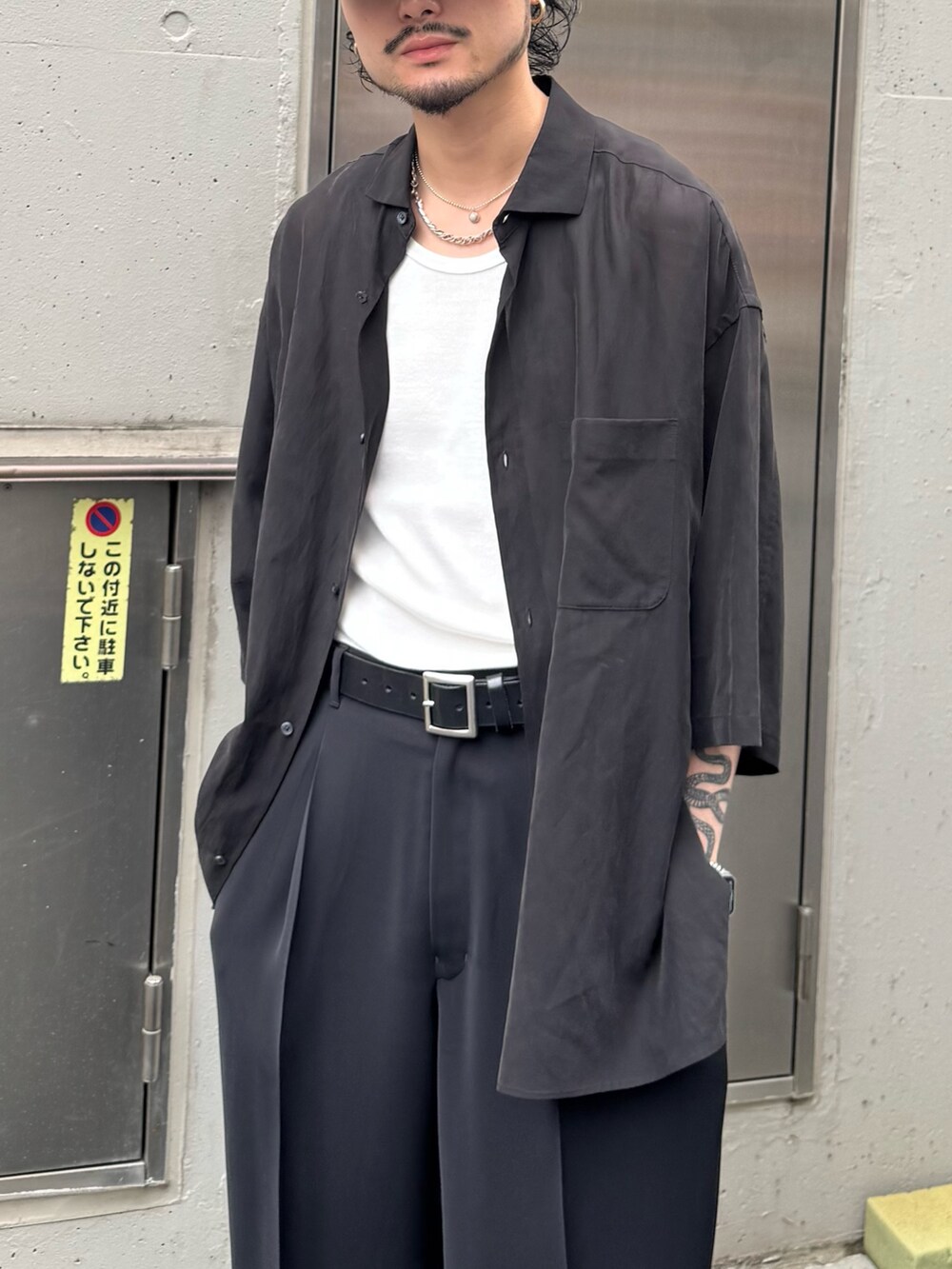 ブラック系のシャツ/ブラウス、ブラック系のスラックスを着用したメンズの夏コーディネートの3枚目の写真