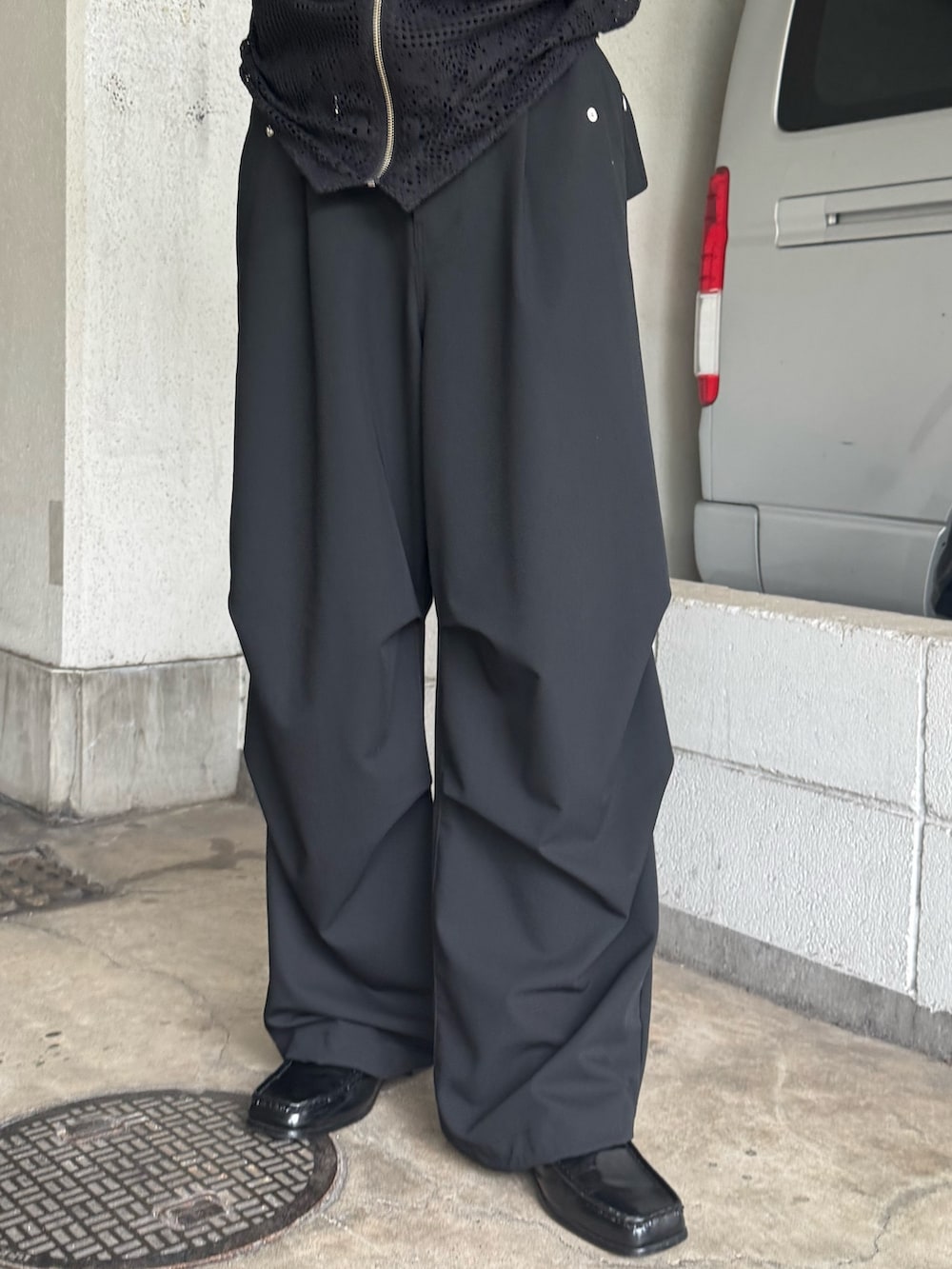 ブラック系のその他パンツ、ブラック系のローファー、ブラック系のシャツ/ブラウスを着用したメンズの春コーディネートの5枚目の写真