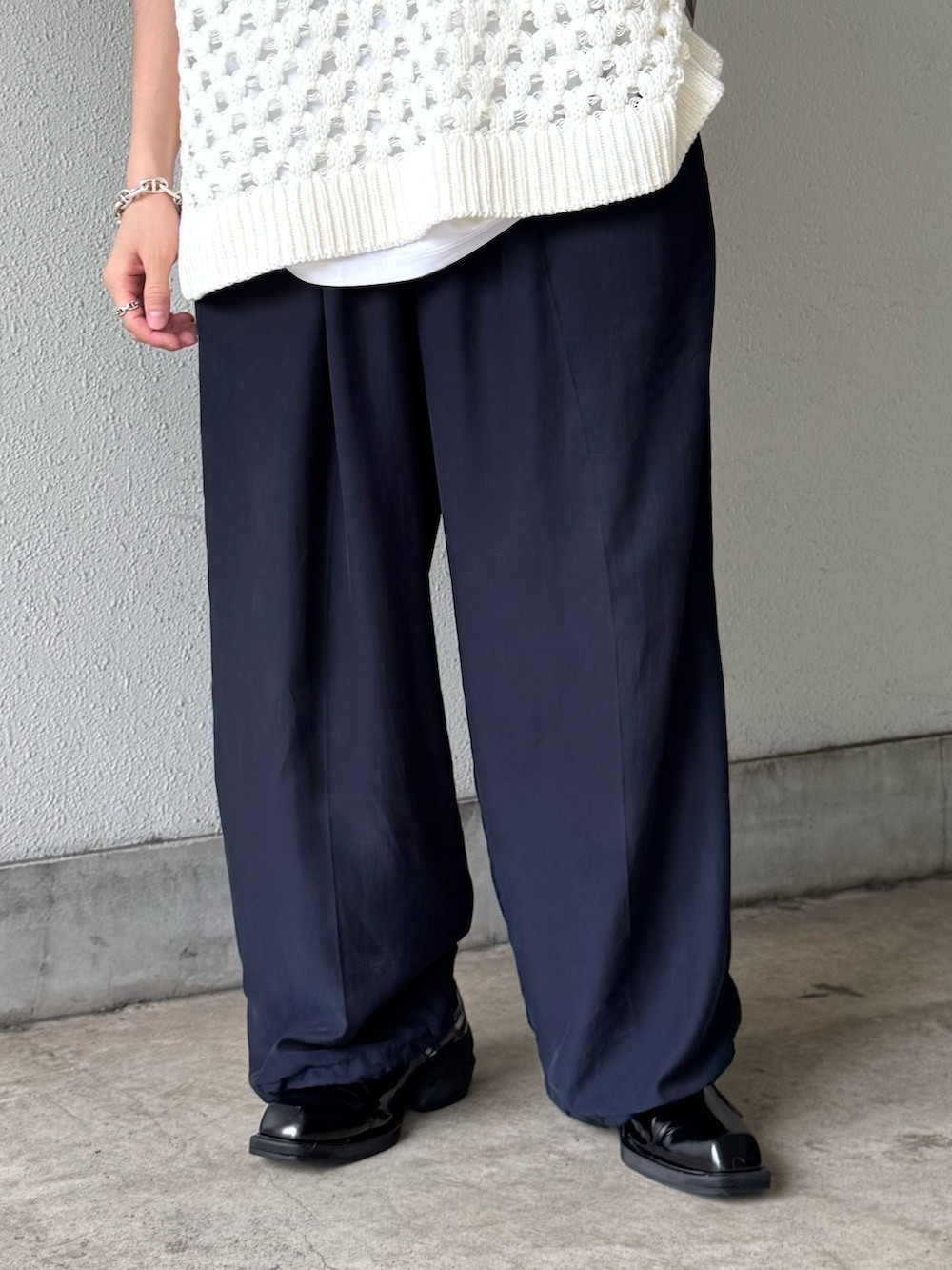 ホワイト系のニット/セーター、ブルー系のその他パンツを着用したメンズの夏コーディネートの4枚目の写真