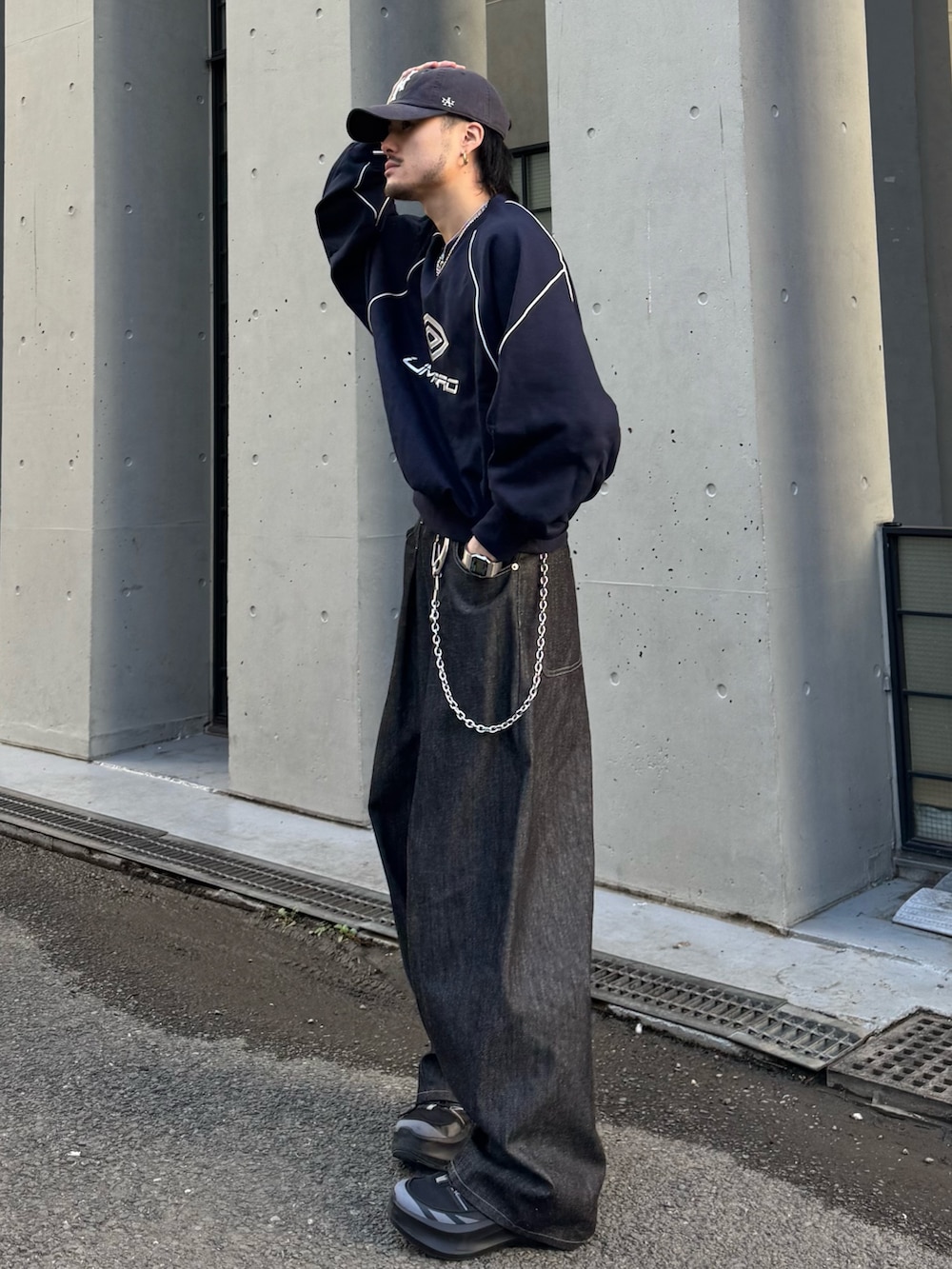 ブルー系のスウェット、ブラック系のデニムパンツを着用したメンズの冬コーディネートの3枚目の写真