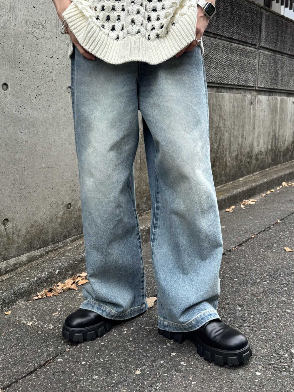 ホワイト系のニット/セーター、ブルー系のデニムパンツ、ブラック系のその他シューズを着用したメンズの春コーディネートの4枚目の写真