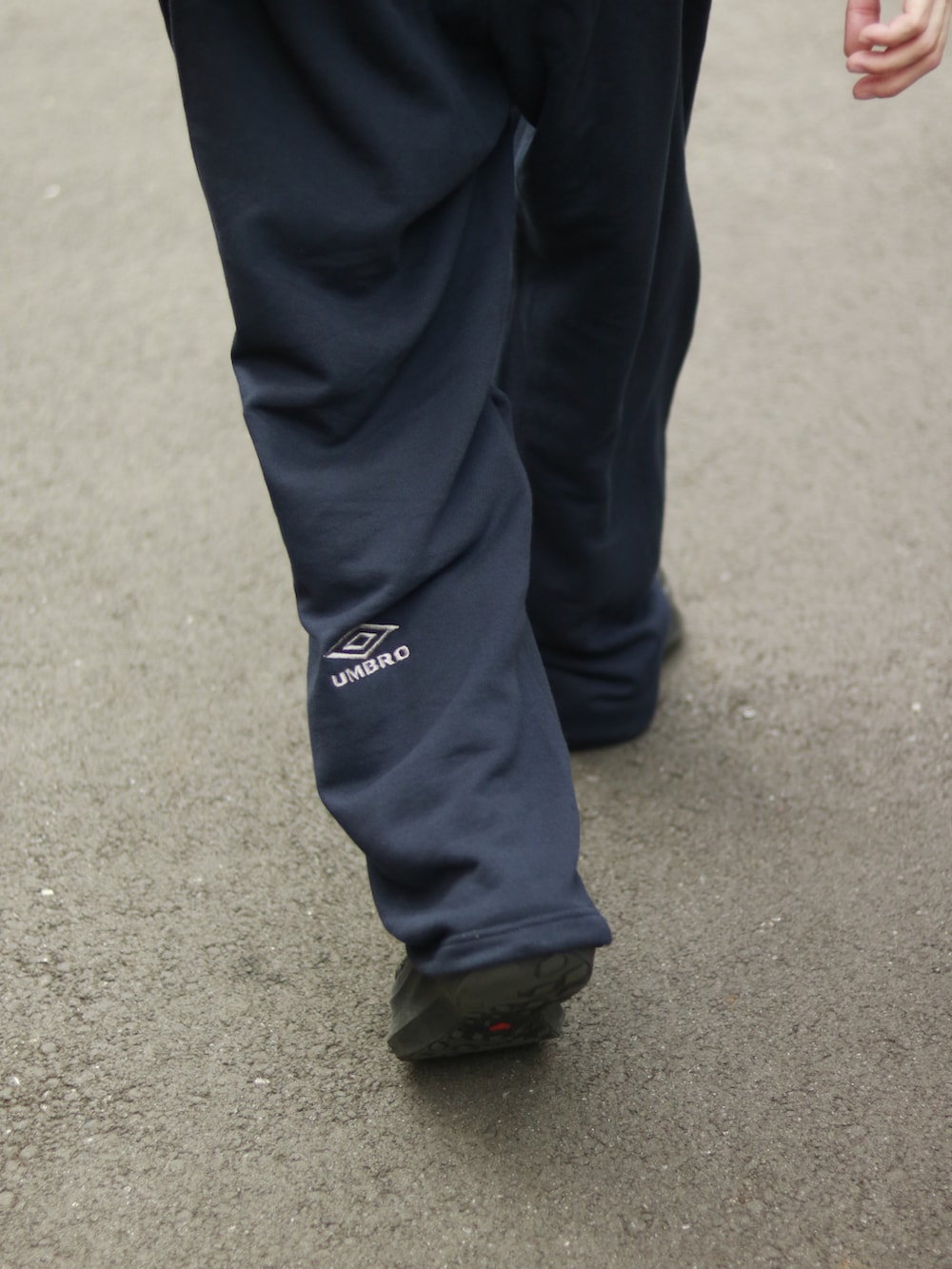 ブルー系のTシャツ/カットソー、ブルー系のその他パンツを着用したメンズの夏コーディネートの5枚目の写真