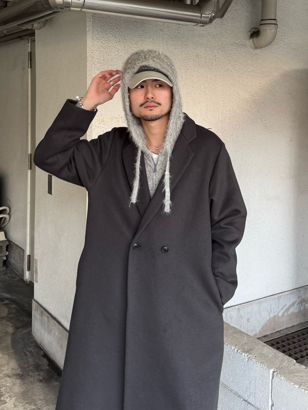 ブラック系のその他パンツ、ブラック系のブーツ、グレー系のニット/セーターを着用したメンズの秋コーディネートの6枚目の写真