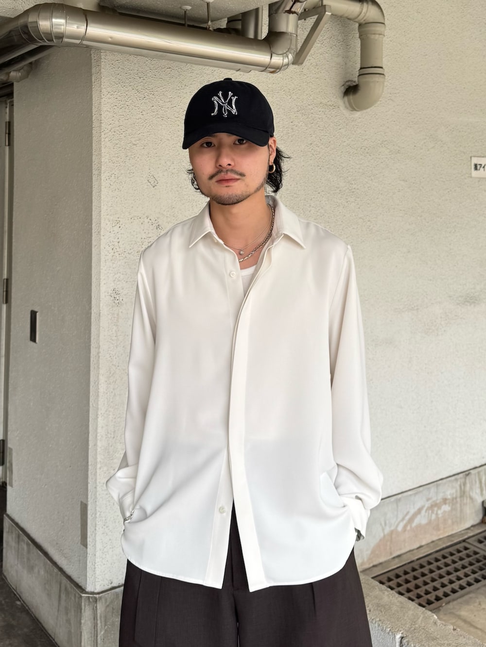 ホワイト系のシャツ/ブラウス、グレー系のスラックスを着用したメンズの冬コーディネートの5枚目の写真