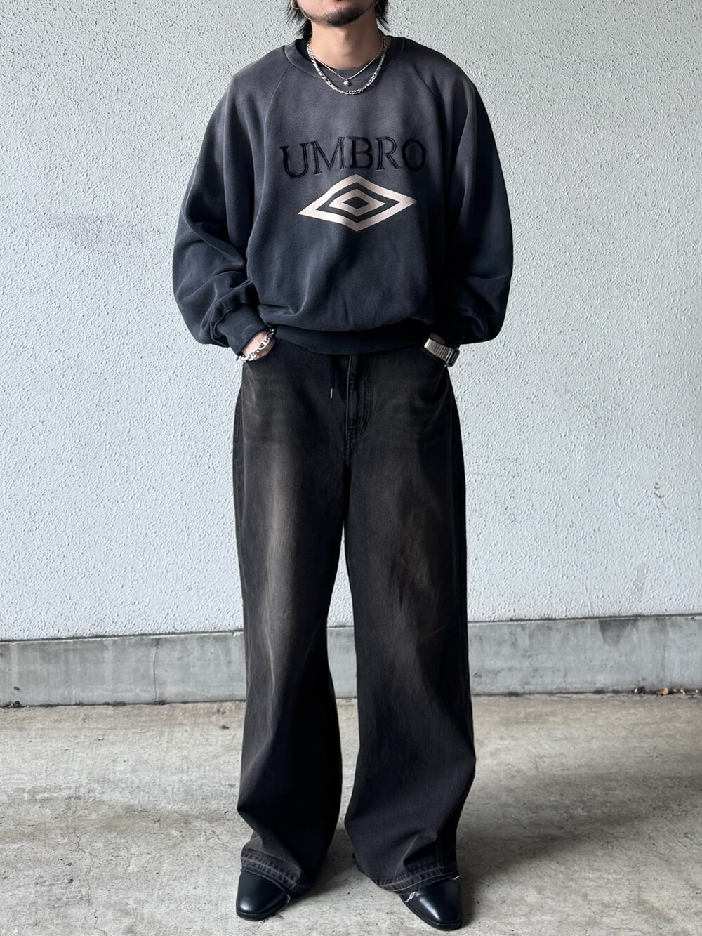 ブラック系のデニムパンツ、ブラック系のその他シューズ、グレー系のスウェットを着用したメンズの春コーディネートの2枚目の写真