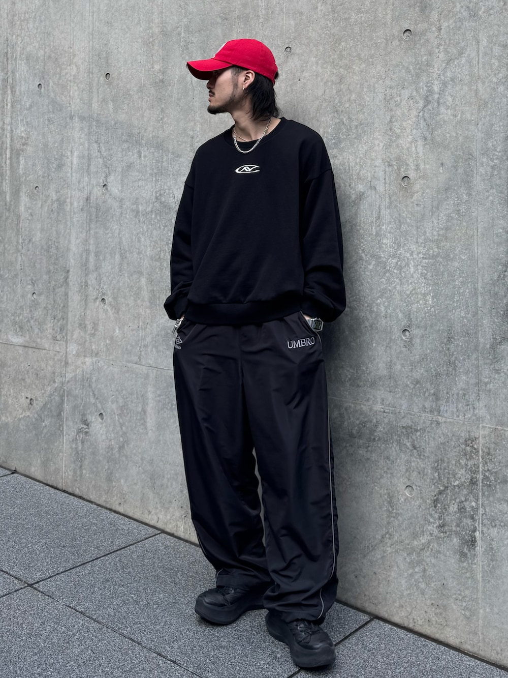 ブラック系のTシャツ/カットソー、ブラック系のその他パンツを着用したメンズの冬コーディネートの2枚目の写真