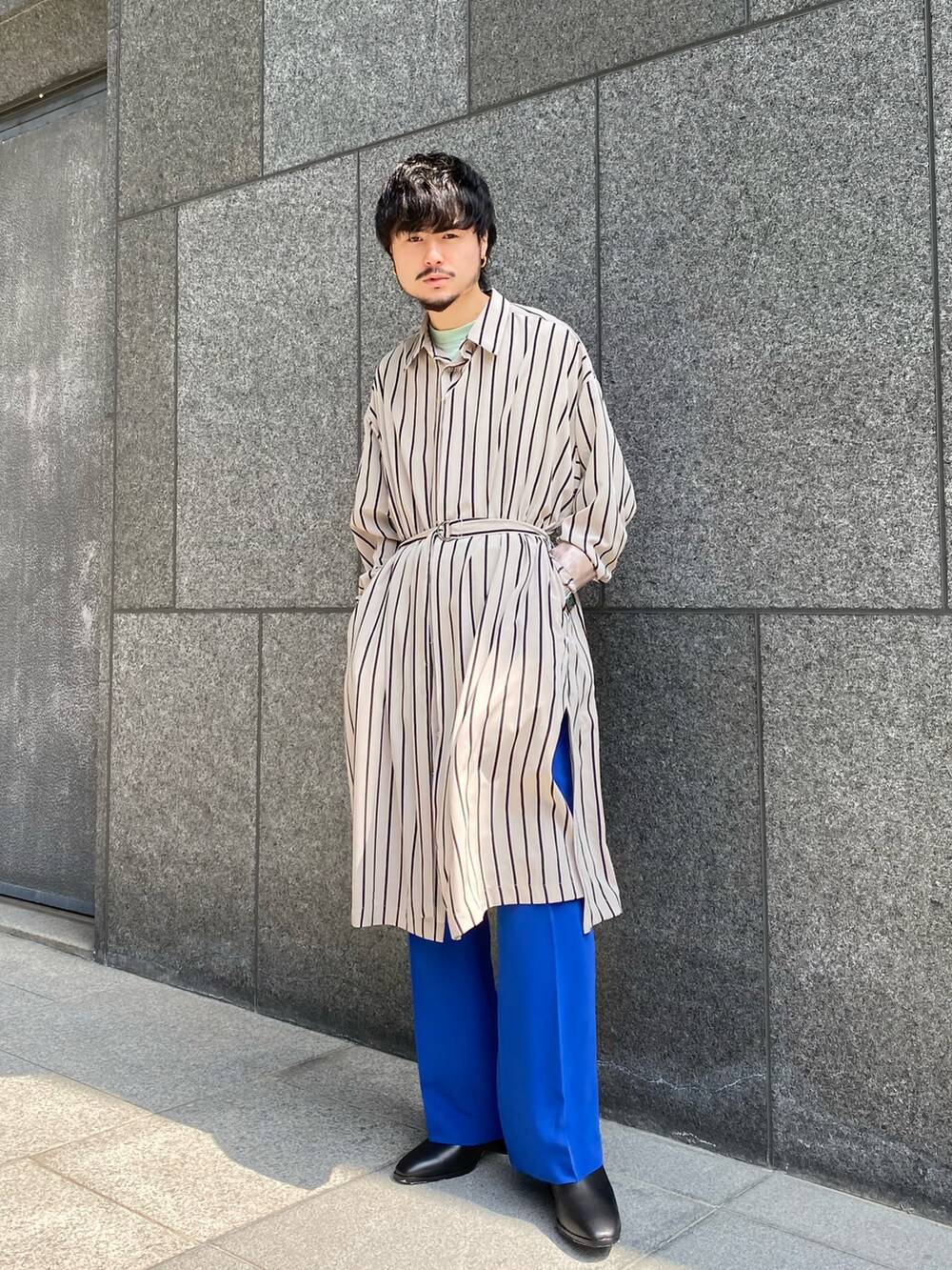 ベージュ系のシャツ/ブラウス、ブルー系のスラックス、ブラック系のドレスシューズを着用したメンズの春コーディネートの4枚目の写真