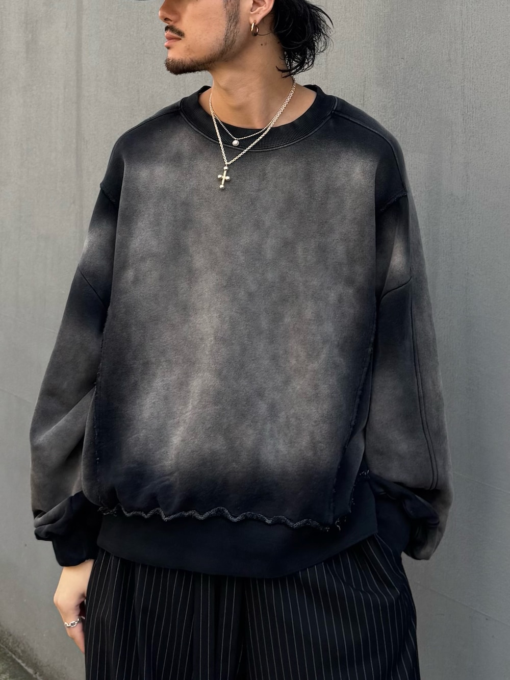 ブラック系のスウェット、ブラック系のその他パンツ、ブラック系のローファーを着用したメンズの秋コーディネートの5枚目の写真