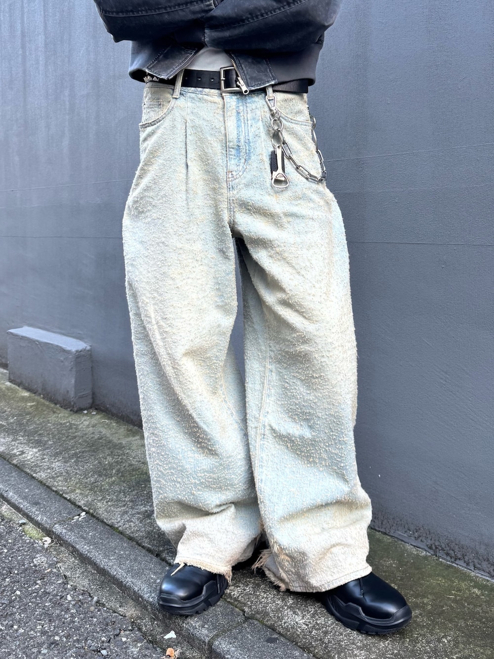 グレー系のMA-1、ブルー系のデニムパンツ、ブラック系のその他シューズを着用したメンズの秋コーディネートの6枚目の写真