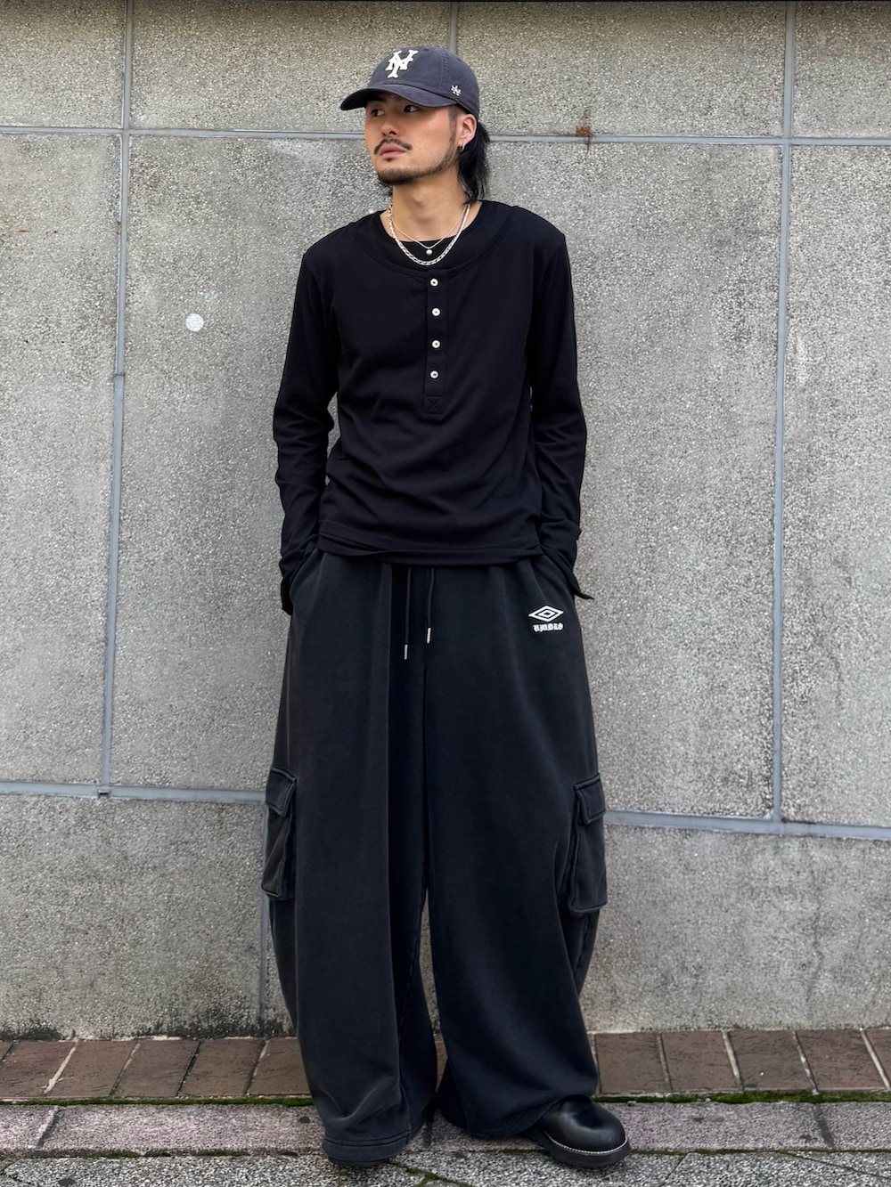 ブラック系のTシャツ/カットソー、ブラック系のスウェットパンツを着用したメンズの秋コーディネートの2枚目の写真