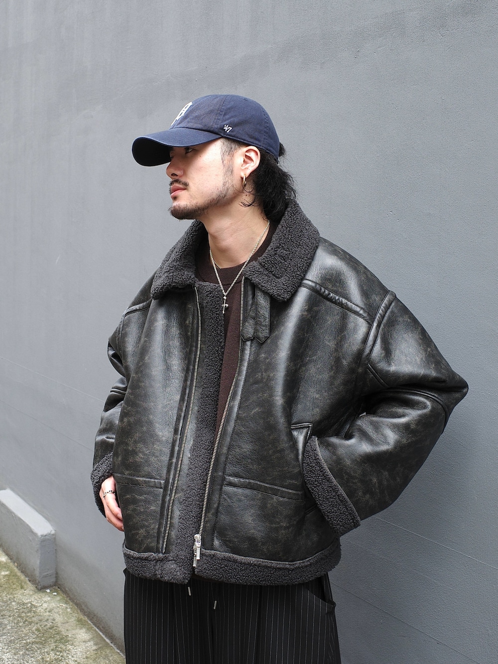 ブラック系のブルゾン、ブラック系のスラックスを着用したメンズの秋コーディネートの5枚目の写真