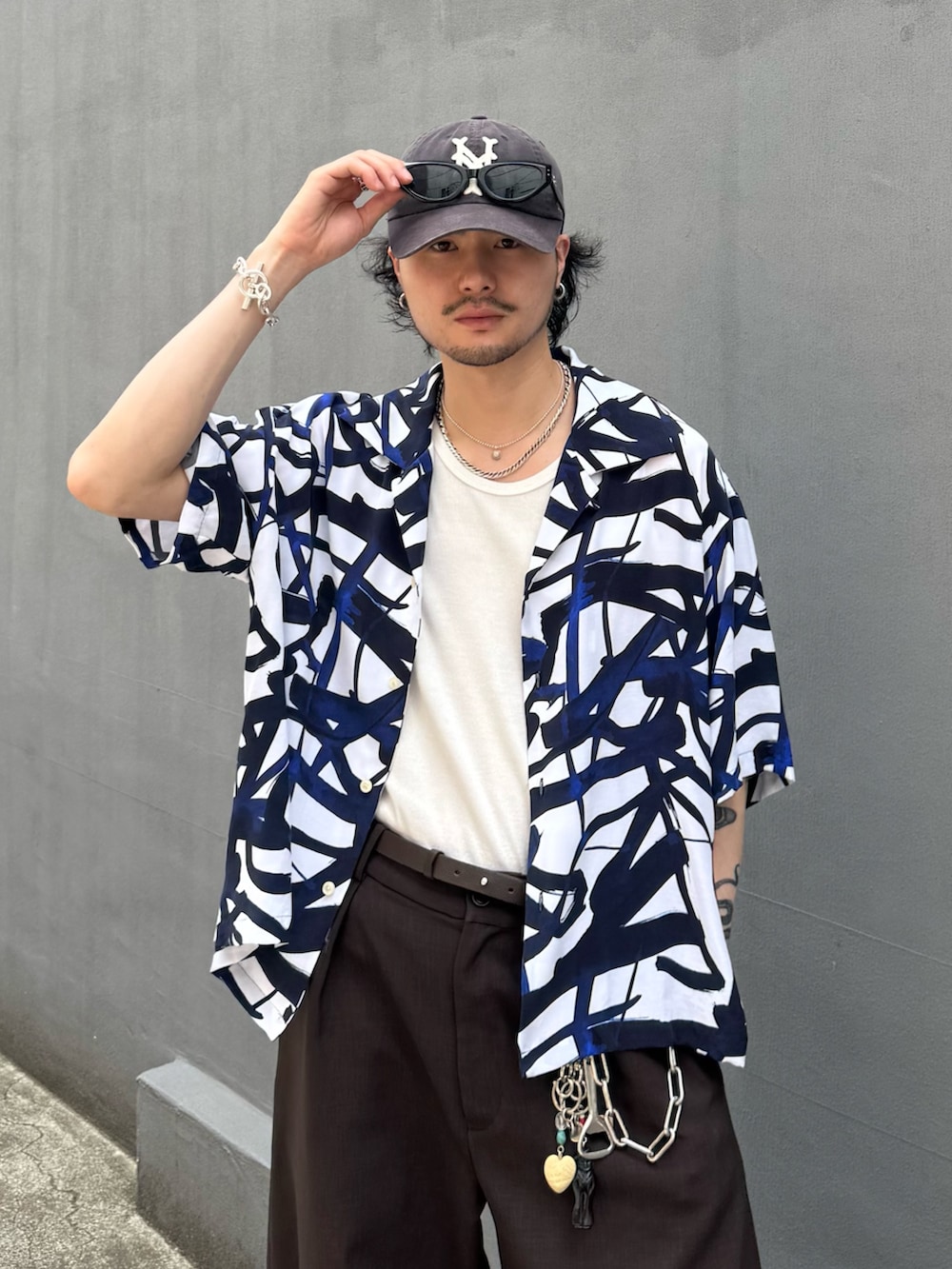 ブルー系のシャツ/ブラウス、グレー系のスラックスを着用したメンズの夏コーディネートの3枚目の写真