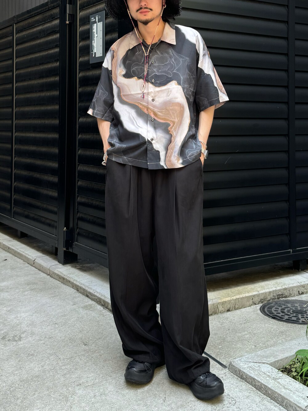 ブラック系のシャツ/ブラウス、ブラック系のスラックスを着用したメンズの夏コーディネートの2枚目の写真