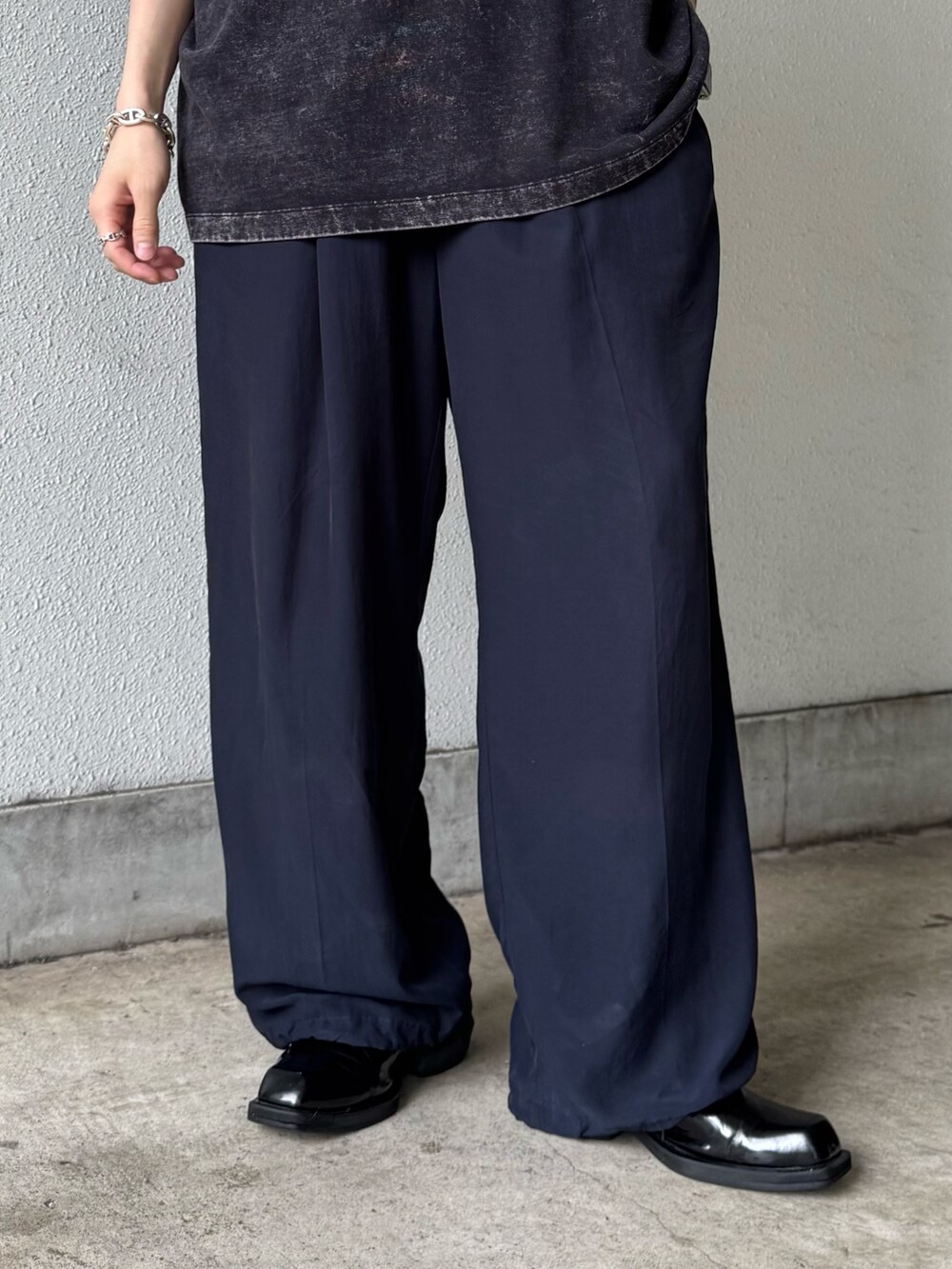 ブラック系のTシャツ/カットソー、ブルー系のその他パンツを着用したメンズの夏コーディネートの4枚目の写真