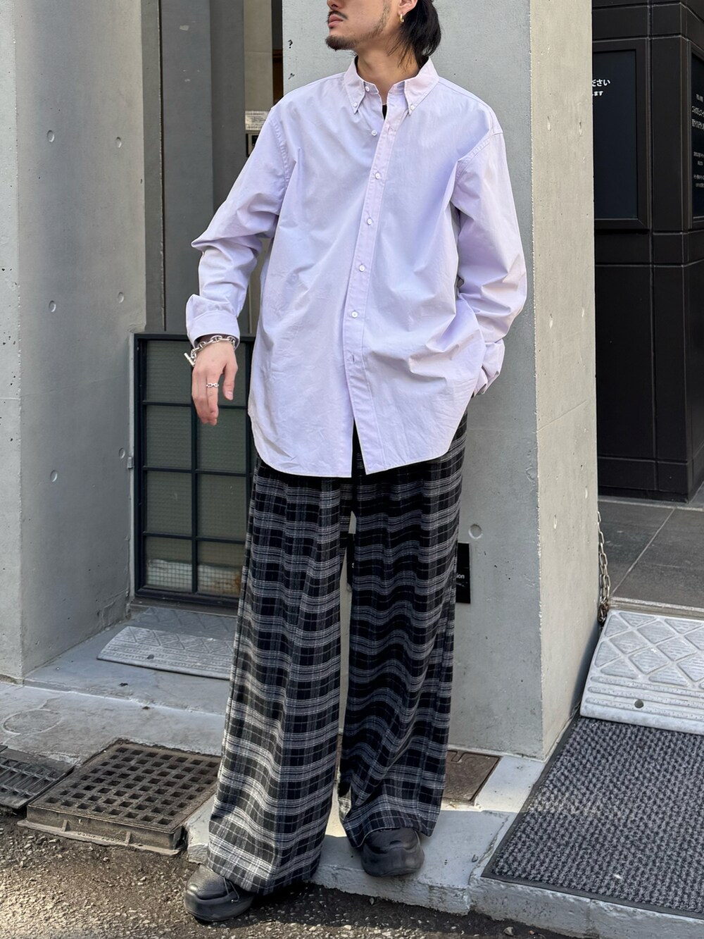 パープル系のシャツ/ブラウス、ブラック系のその他パンツを着用したメンズの春コーディネートの2枚目の写真