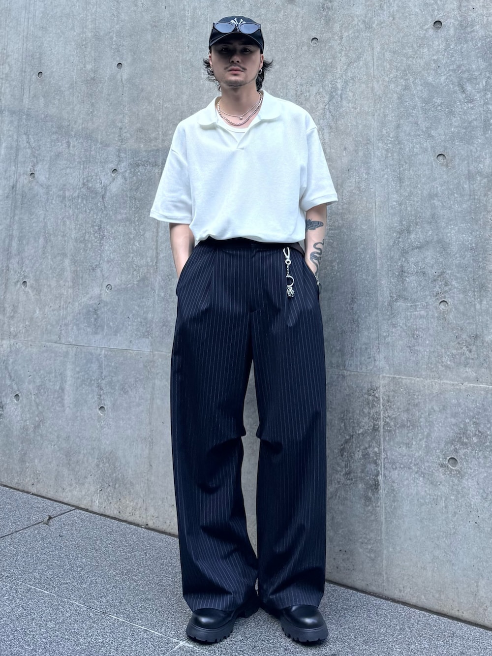 ホワイト系のTシャツ/カットソー、ブルー系のスラックス、ブラック系のその他シューズを着用したメンズの夏コーディネートの2枚目の写真
