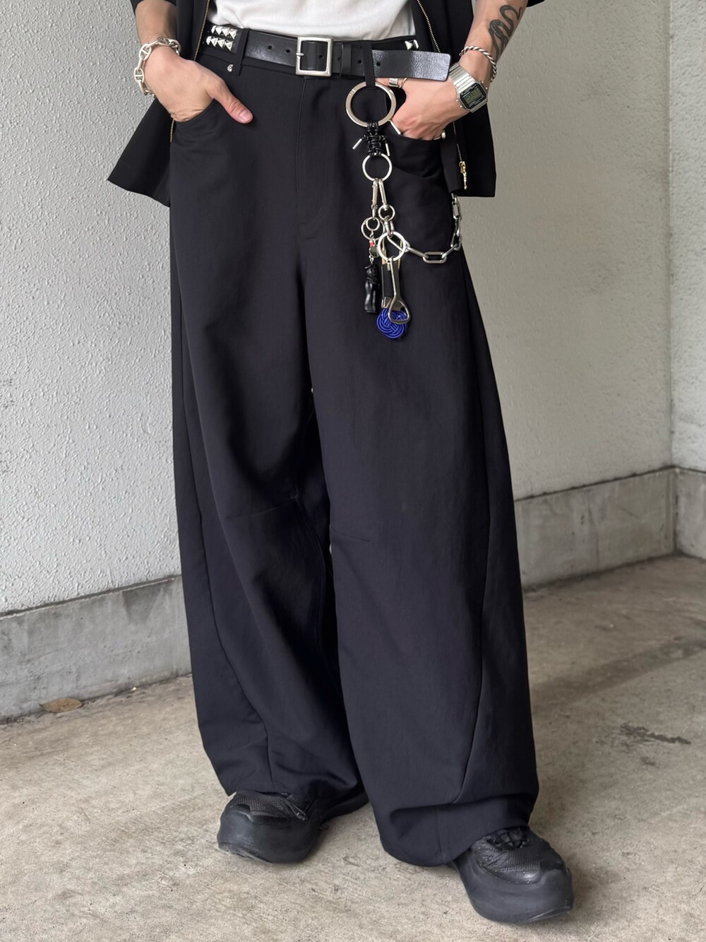 ブラック系のシャツ/ブラウス、ブラック系のスラックスを着用したメンズの夏コーディネートの5枚目の写真