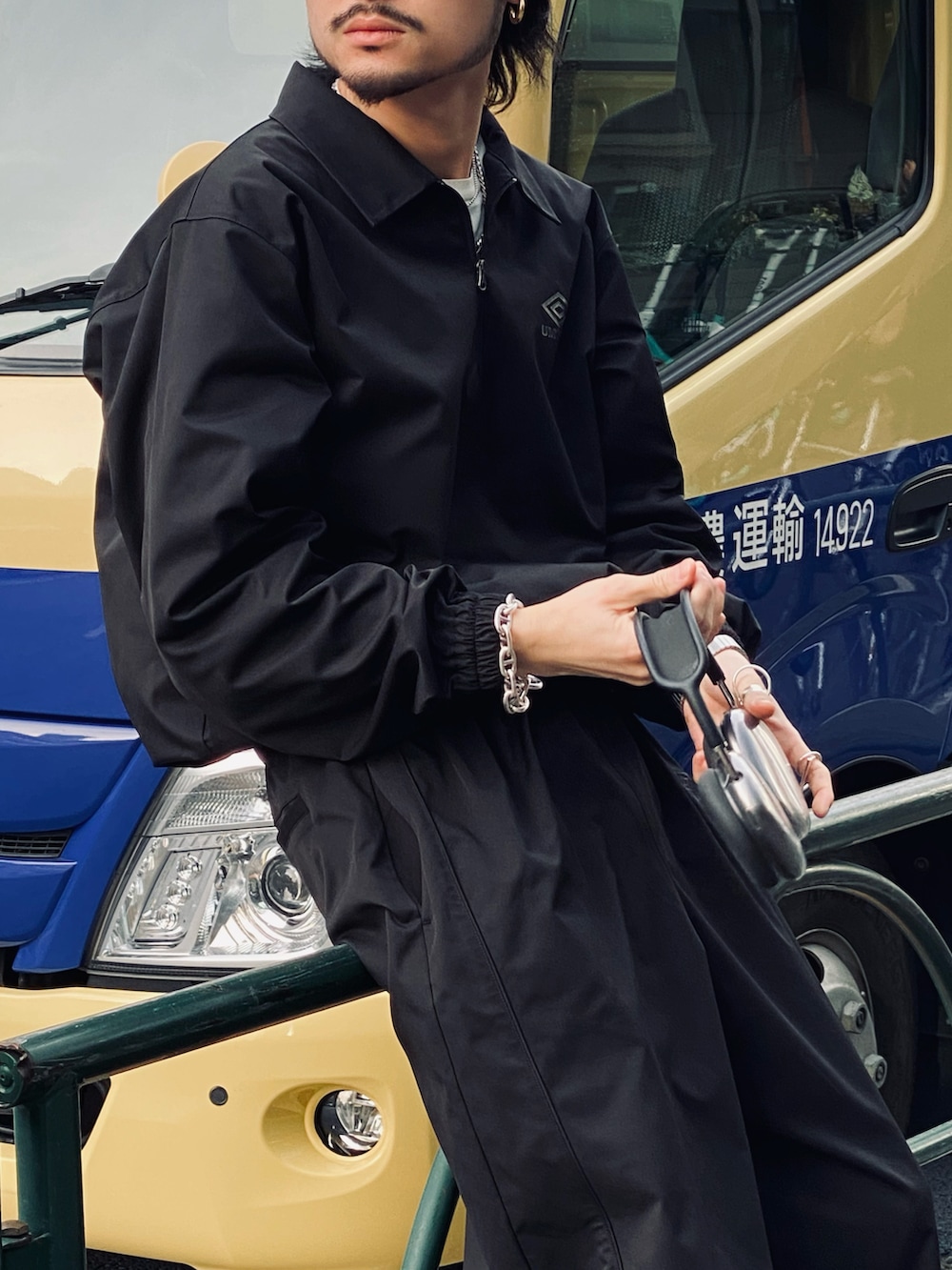 ブラック系のTシャツ/カットソー、ブラック系のその他パンツを着用したメンズの冬コーディネートの5枚目の写真